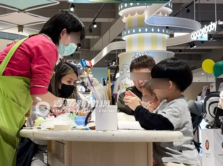 蔡詩芸（左）在百貨公司陪女兒上手作黏土課。特勤中心攝