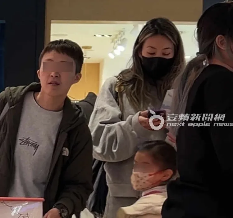 蔡詩芸母女與保母在A11泡泡瑪特店面，尋找可愛公仔。特勤中心攝