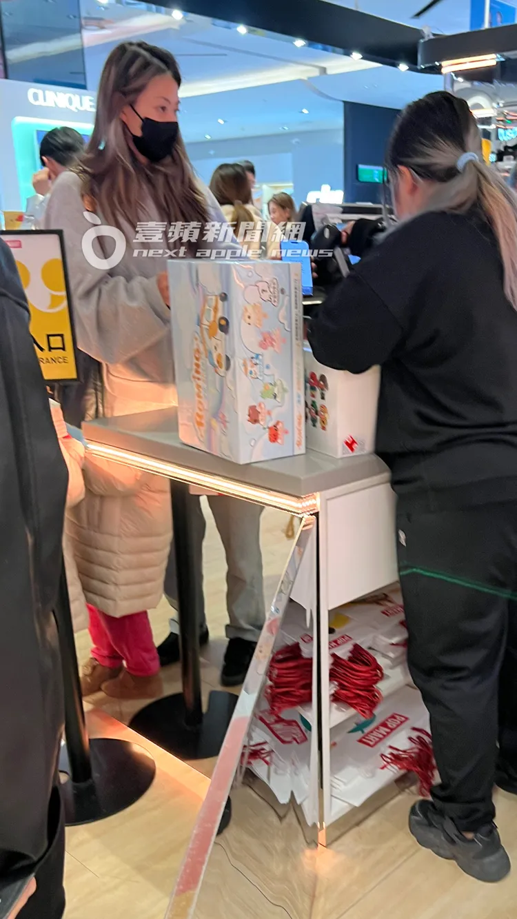 蔡詩芸最後帶走了2套泡泡瑪特盒玩，Roming與Crying again。特勤中心攝