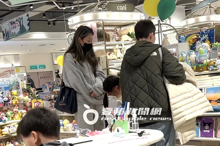 蔡詩芸（左）在新光三越A8館4樓黏土手作店，陪女兒挑選要做的款式。特勤中心攝