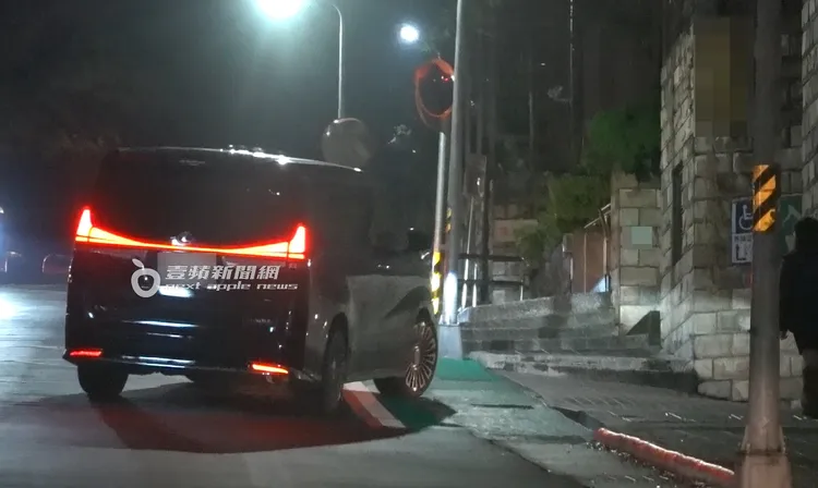 蔡詩芸跟女兒、保母逛完百貨公司返家。特勤中心攝