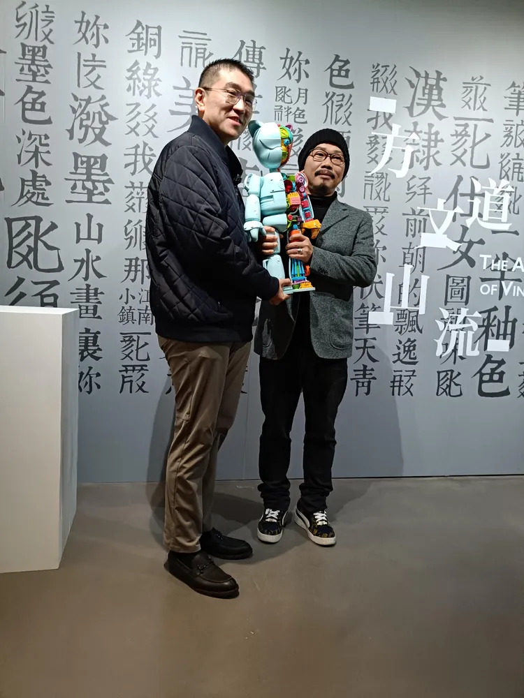 方文山作品備受肯定，為表達感謝，致贈代表作「龐克貓-紅顏如霜」予基隆美術館典藏，由市長謝國樑代表受贈。方道文山流提供