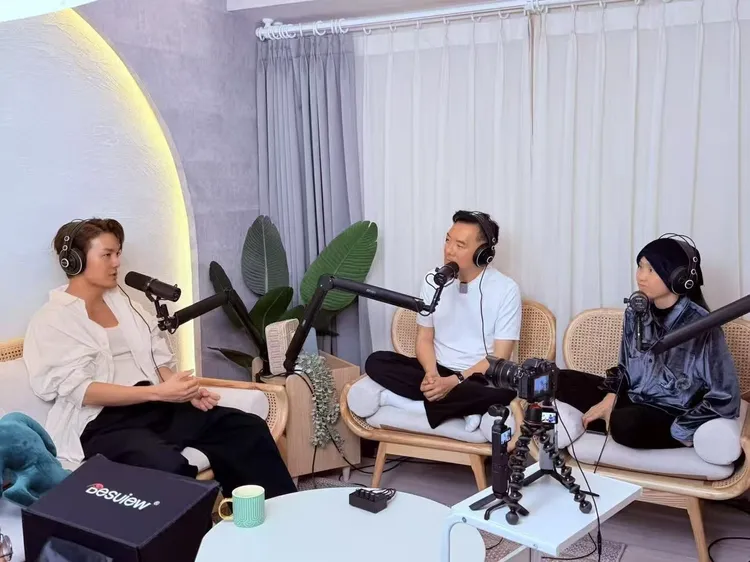 吳克群作客資深音樂人田定豐Podcast《田定豐的共時好生活》節目。唱戲世界娛樂提供