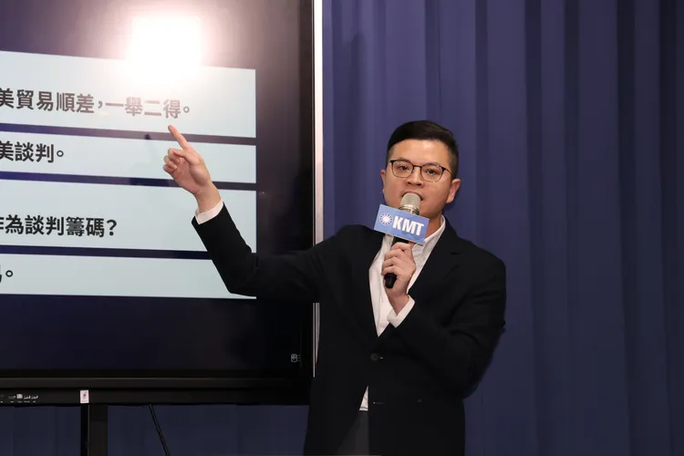 國民黨桃園市議員凌濤批評，這個政府除了睡覺、聽音樂、吃潤餅還做了什麼？記者莊宗達攝