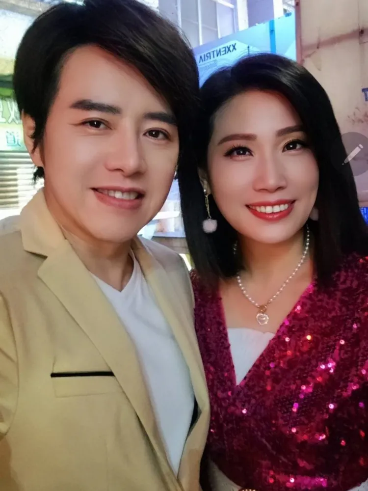 余秀娟與合唱《牽手共渡》的製作人廖偉志同感神明照顧。百福唱片提供