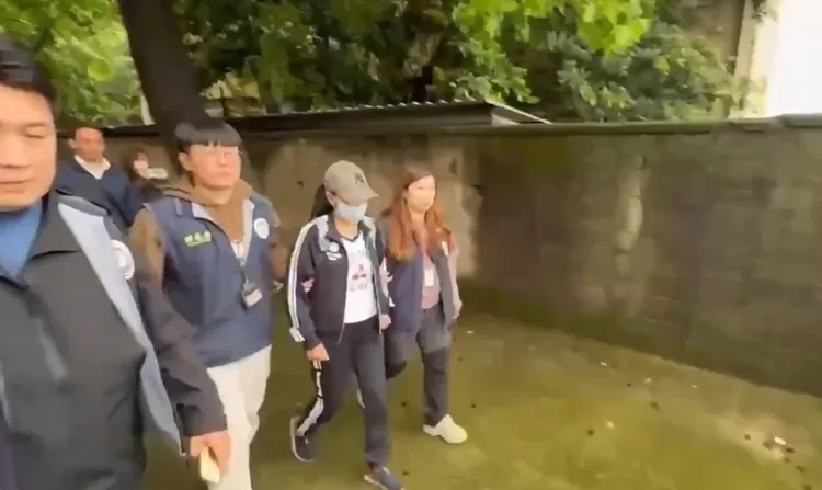 小微被移民署帶往機場。資料照片