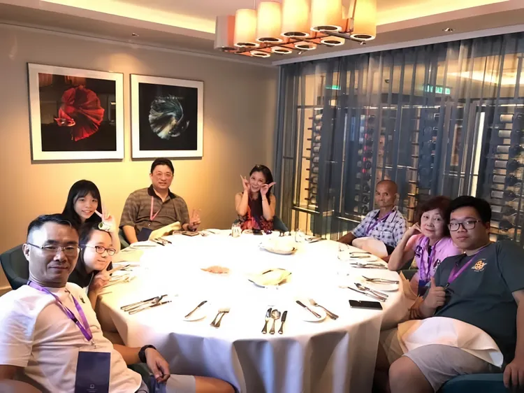 小彤老師帶家人到世界夢號郵輪的皇宮餐廳 。馬可孛羅公關提供