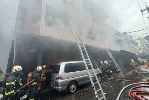 新北樹林工廠火警「濃煙罩樓」 消防救出3人急送醫