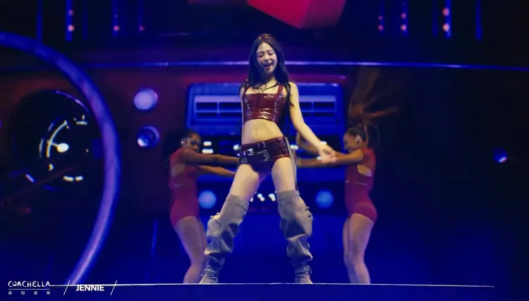 Jennie以爆乳小可愛、熱褲開唱。翻攝YouTube