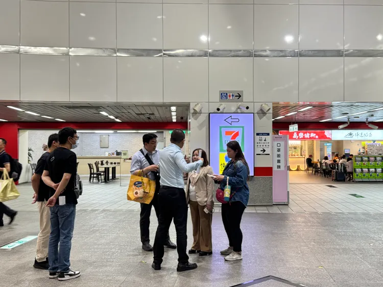 高捷與飯糰店代現場會勘捷運站店面，爭取進駐。翻攝畫面