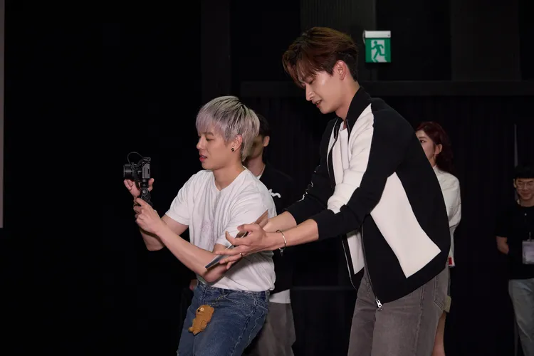 孫麥傑（左）擔任攝影師、毛祁生擔任現場助理紀錄圖章CP的片段。LINE TV提供