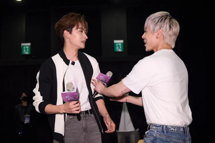 毛祁生（左）與孫麥傑還原劇中衝突場面。LINE TV提供