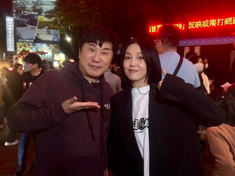 胡瓜（左）和苗可麗在寧夏夜市吃不停。下面一位提供