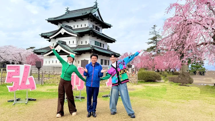 陳美鳳（左起）、青森宮下縣長和小鹿走訪日本青森的弘前城。民視提供