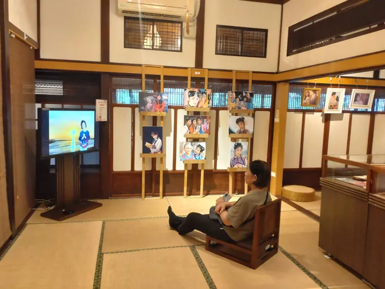 瓊瑤粉絲專心看紀念影片。王思穎攝