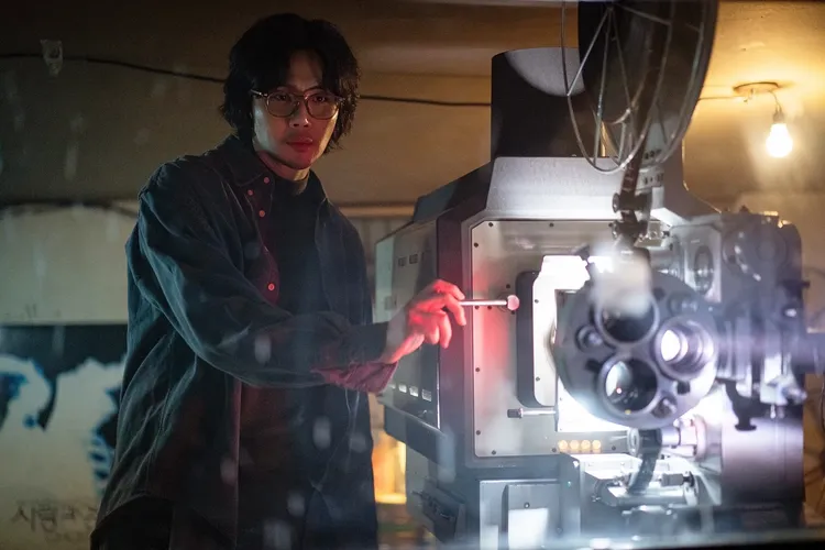 金宣虎《苦盡柑來遇見你》原本蓬頭垢面，當完兵回來後變了一個人。翻攝Netflix