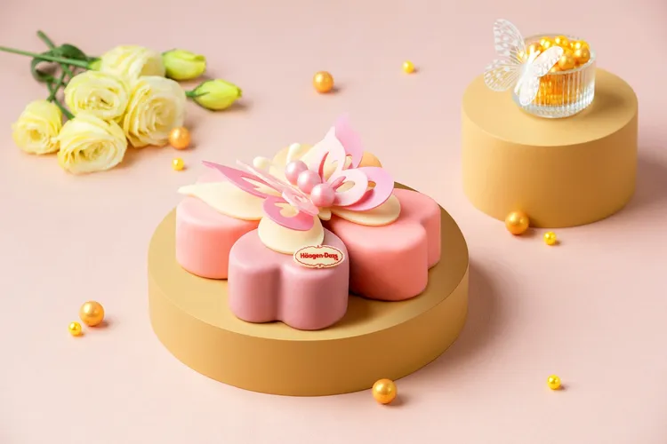 5吋「蝴蝶幸運草」精選開心果、草莓與藍莓3種口味，打造夢幻少女心首選。業者提供