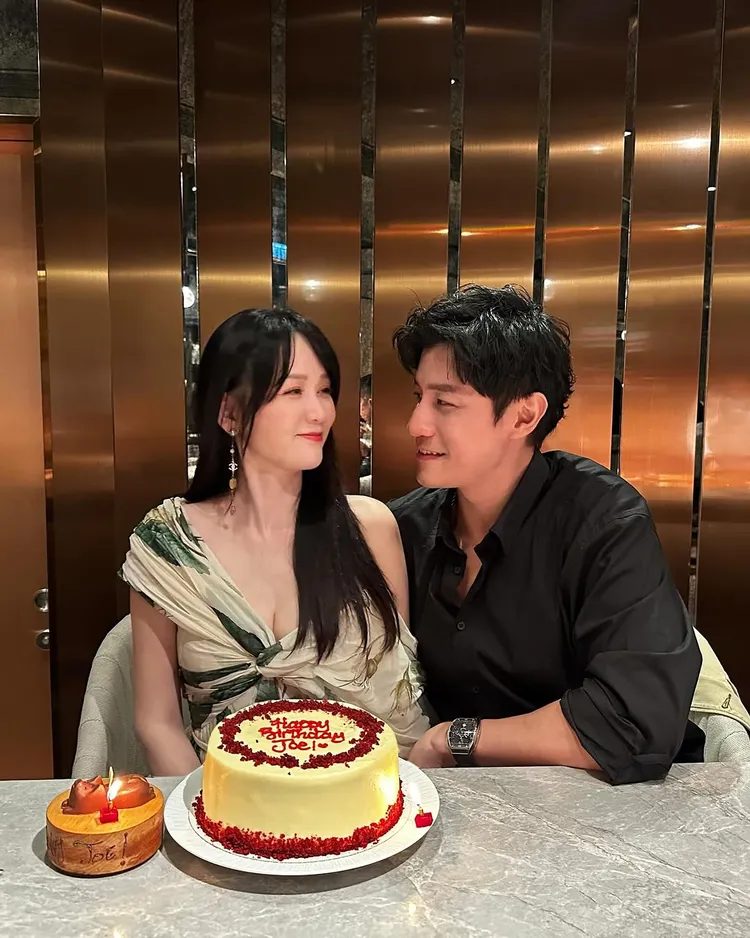 2人開心享用生日蛋糕。翻攝陳喬恩IG