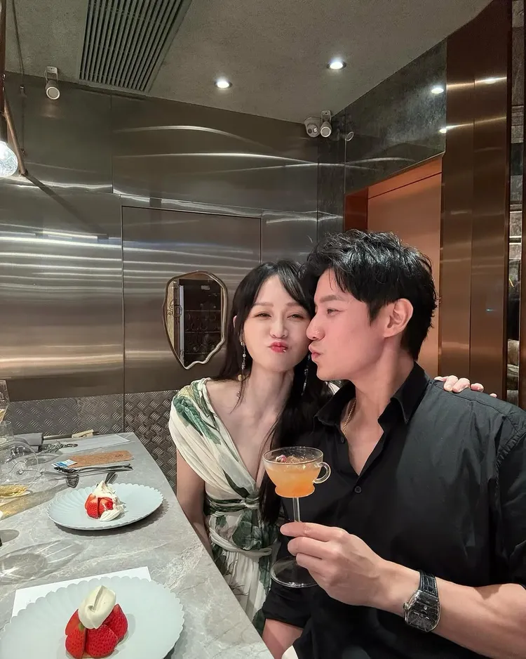 2人作勢玩親親。翻攝陳喬恩IG