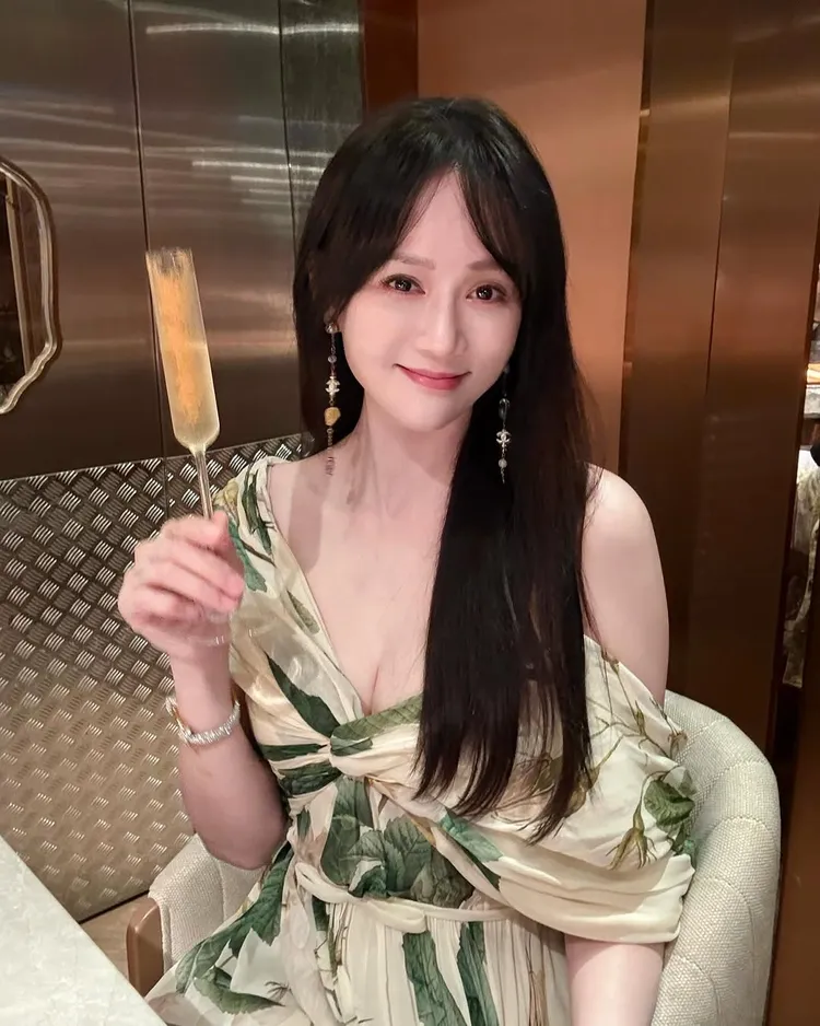 陳喬恩盛裝赴會，小露酥胸。翻攝陳喬恩IG