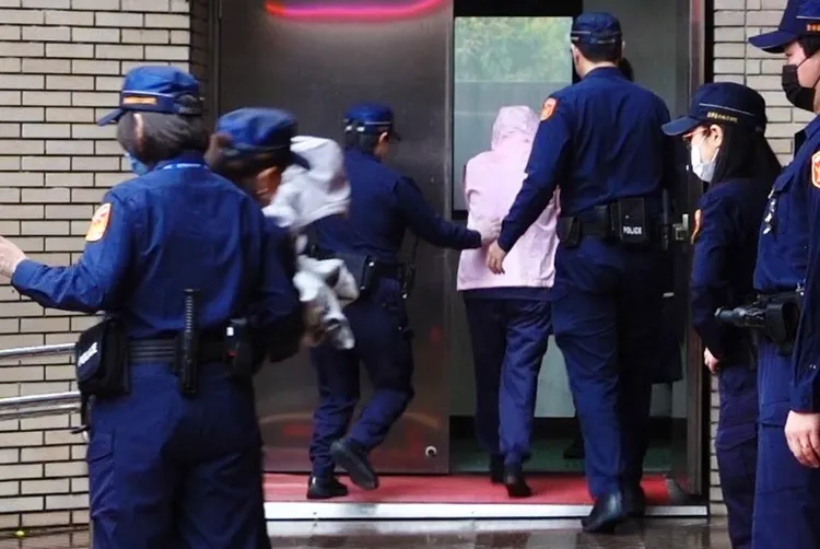 劉若琳庭訊後在屏風後方上囚車還押。張欽攝