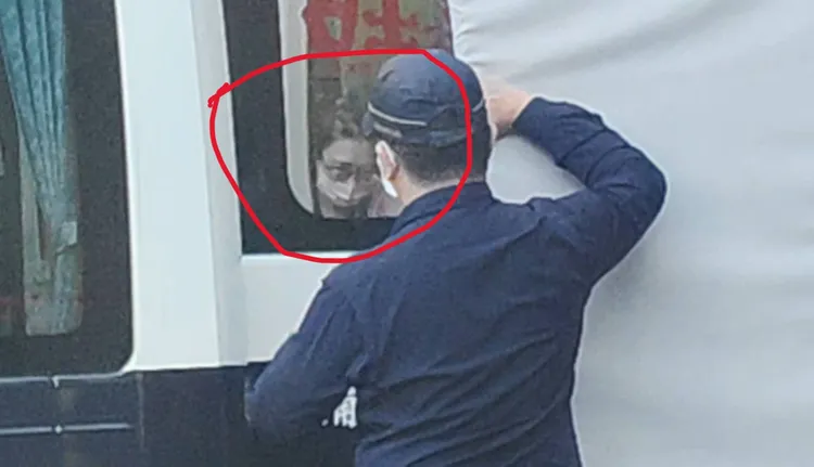 劉彩萱在屏風後方上囚車。張欽攝