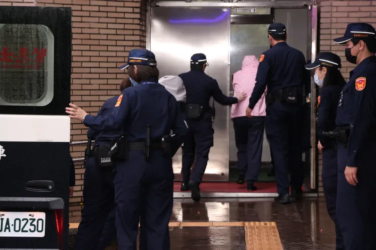 劉彩萱、劉若琳姊妹一前一後下囚車。莊宗達攝