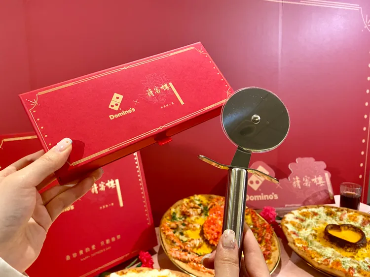 達美樂「御品帝王蟹愛心火山披薩」每組附巨型禮盒及專屬切割刀。莊偉祺攝
