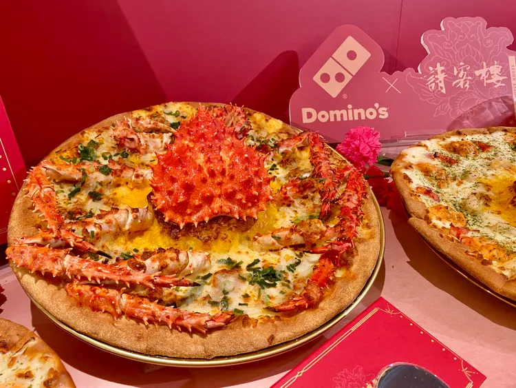 達美樂「御品帝王蟹愛心火山披薩」將請客樓獨門乾燒醬汁與整隻帝王蟹結合。莊偉祺攝