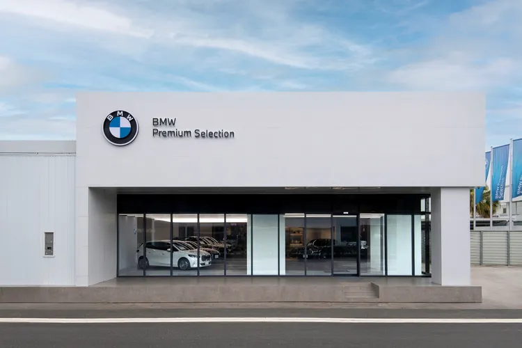 BMW台灣總代理汎德不僅致力於新車銷售與售後服務的升級，也積極擴展全台BMW Premium Selection原廠認證中古車的經銷網絡。位於中南部重要交通樞紐的BMW雲嘉賓歐原廠認證中古車展示中心，於今年3月正式導入BMW Retail.Next全球設計概念完成升級。業者提供