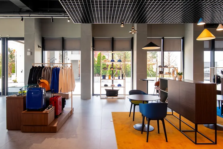 BMW蘭陽鎔德服務中心展廳內部巧妙運用材質與色彩，展現BMW對細節與質感的極致追求。業者提供