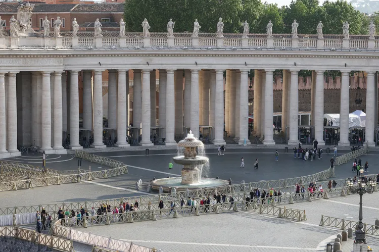 民眾排隊等著瞻仰教宗遺容。路透社