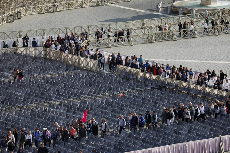 民眾清晨提早好幾個小時排隊等候瞻仰教宗遺容。路透社
