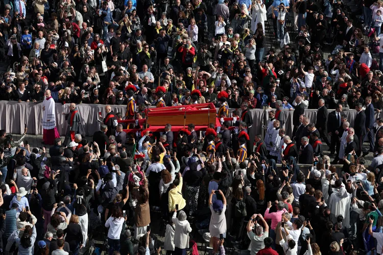 教宗靈柩移往聖伯多祿大教堂，民眾已提早在廣場聚集等候瞻仰遺容。路透社