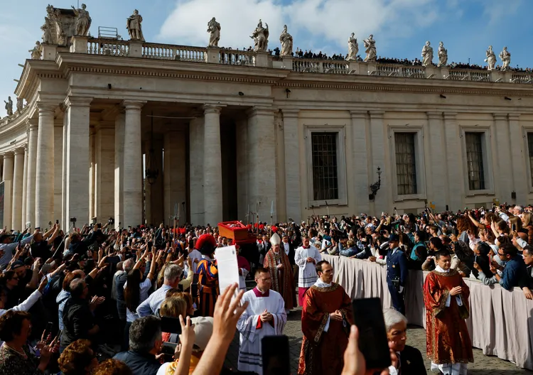 教宗靈柩從廣場移入大教堂。路透社