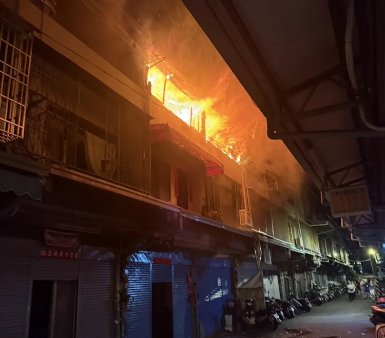 台中大里一處民宅凌晨發生火警，住在3樓的母女3人不幸被燒死。翻攝照片