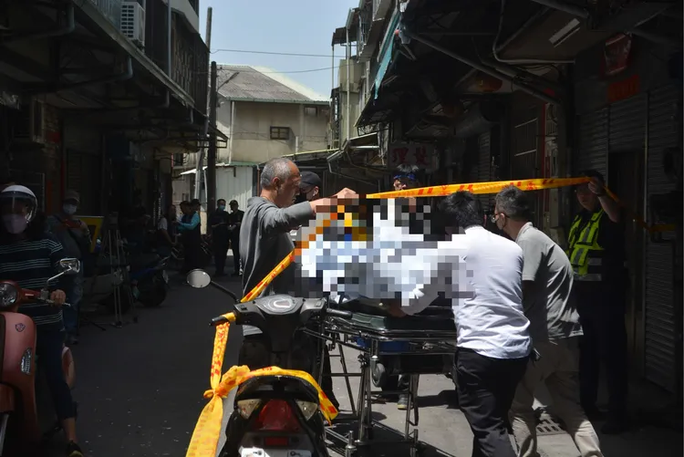 兩名幼女的大體移出現場，送到殯儀館由檢警會同法醫相驗。民眾提供