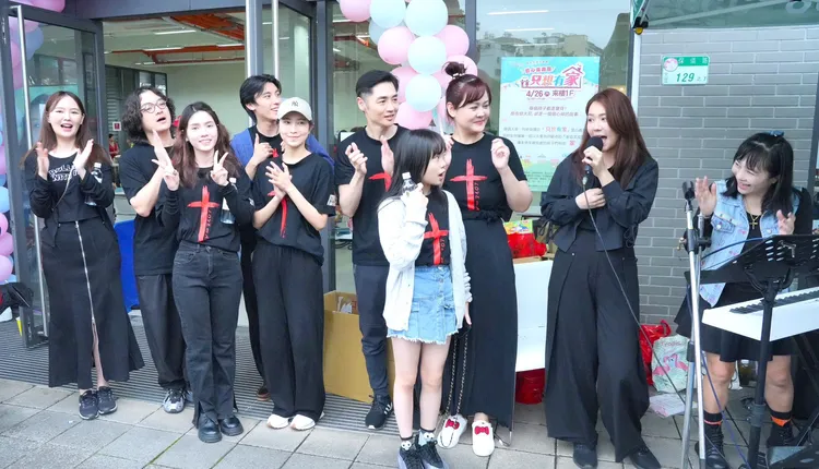 李又汝（右二）路邊大聲唱歌。藝起發光提供