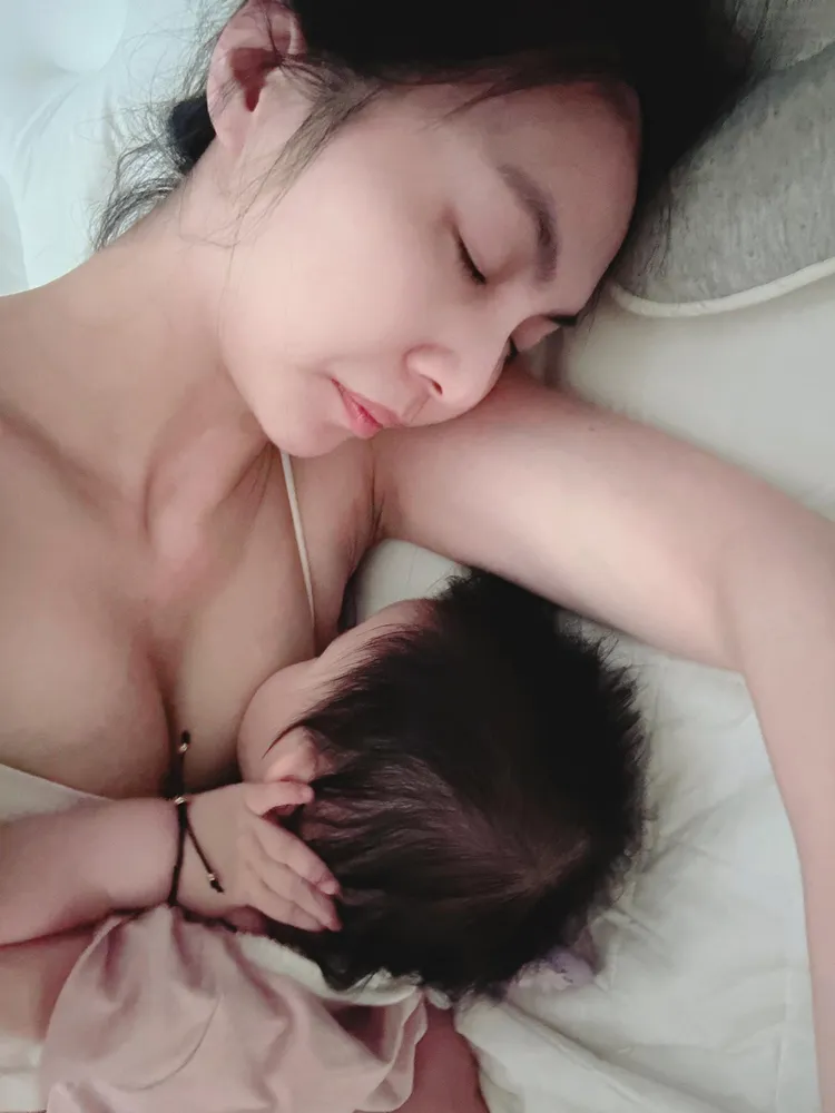 陳緗妮親自哺乳，母愛滿溢。翻攝陳緗妮臉書