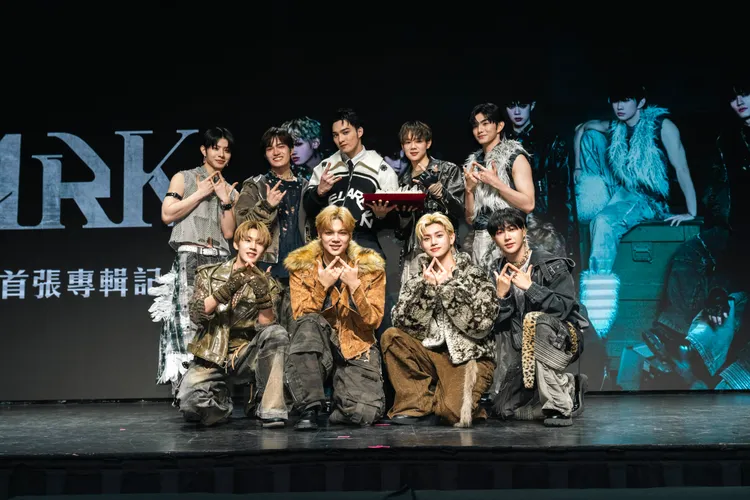 黃偉晉（後台中）站台送水晶祝賀ARKis逢凶化吉、能量滿滿。圖／踢趴娛樂提供