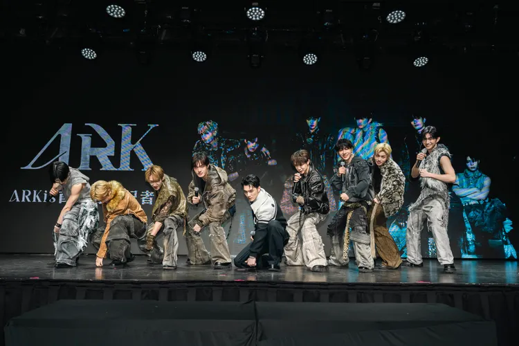 黃偉晉（中）學擺ARKis的POSE，氣勢十足。圖／踢趴娛樂提供