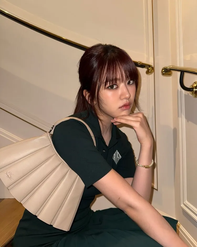 安兪真在巴黎時裝周上搶先演繹LACOSTE LENGLEN「百褶裙包」。翻攝安兪真IG