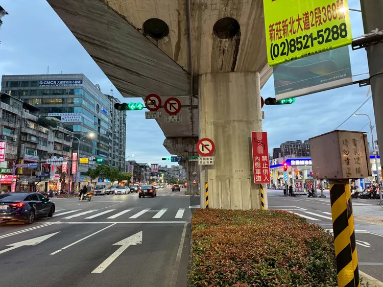 該路口禁止快車道右轉。警方提供