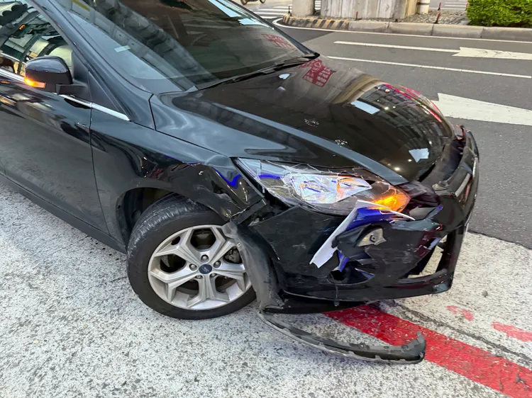 小客車車頭也凹陷。警方提供
