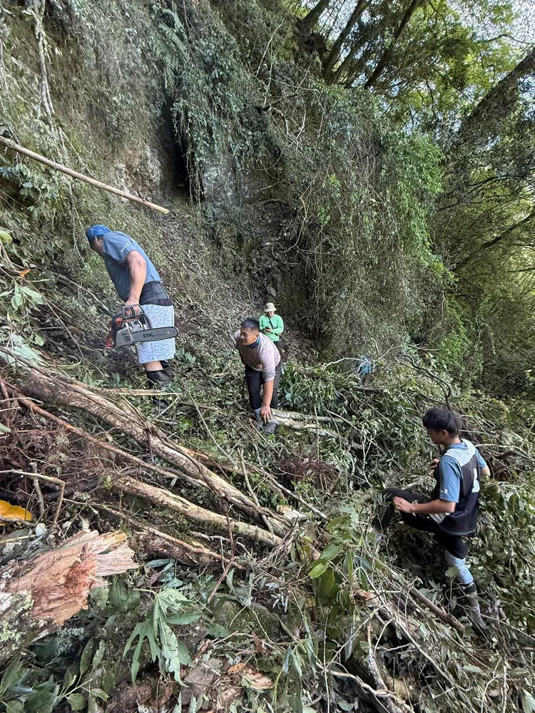 八通關越嶺西段9.8公里處前天因強風大雨造成樹木崩塌，道路中斷，玉管處今派人搶通1條臨時通道。翻攝玉管處臉書