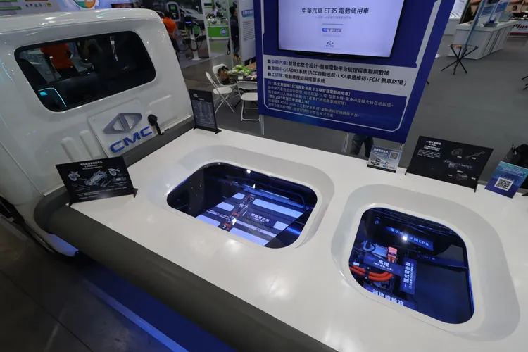 中華汽車打造「全透明後斗底盤」，可近距離觀賞車輛所配備之國產電池組、一體式電後軸及車用電子等關鍵零組件。業者提供