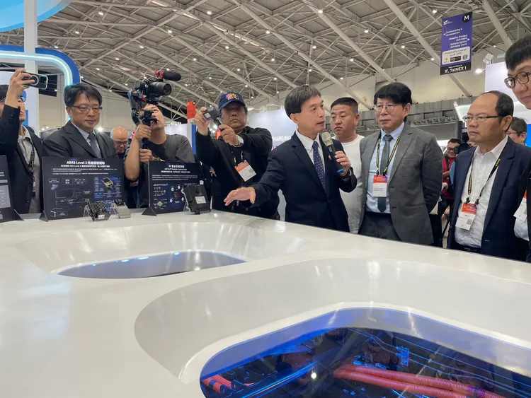 中華汽車曾鑫城總經理親自介紹ET35之關鍵零組件。業者提供