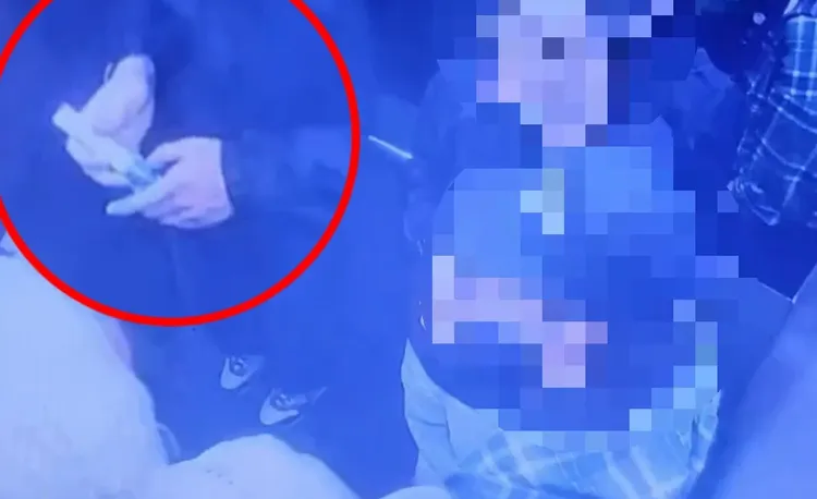 日籍男在電梯內就拿出奇異筆。警方提供