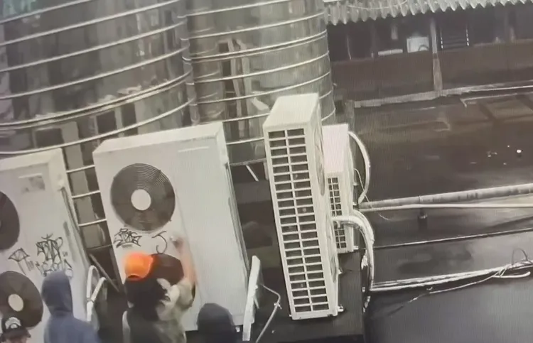 日男在室外冷氣壓縮機上塗鴉。警方提供