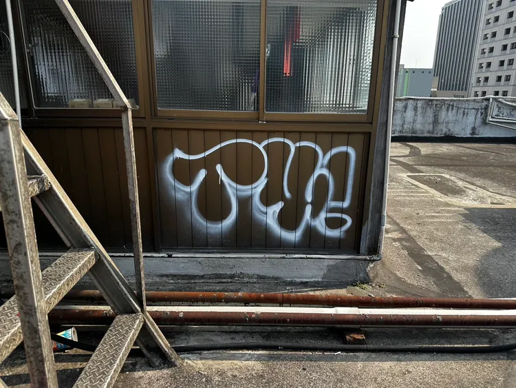 頂樓被畫上奇怪塗鴉。警方提供